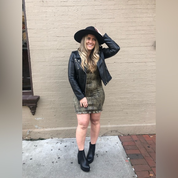 Meet your Posher, Danielle 🫶🏽 - Picture 3 of 9